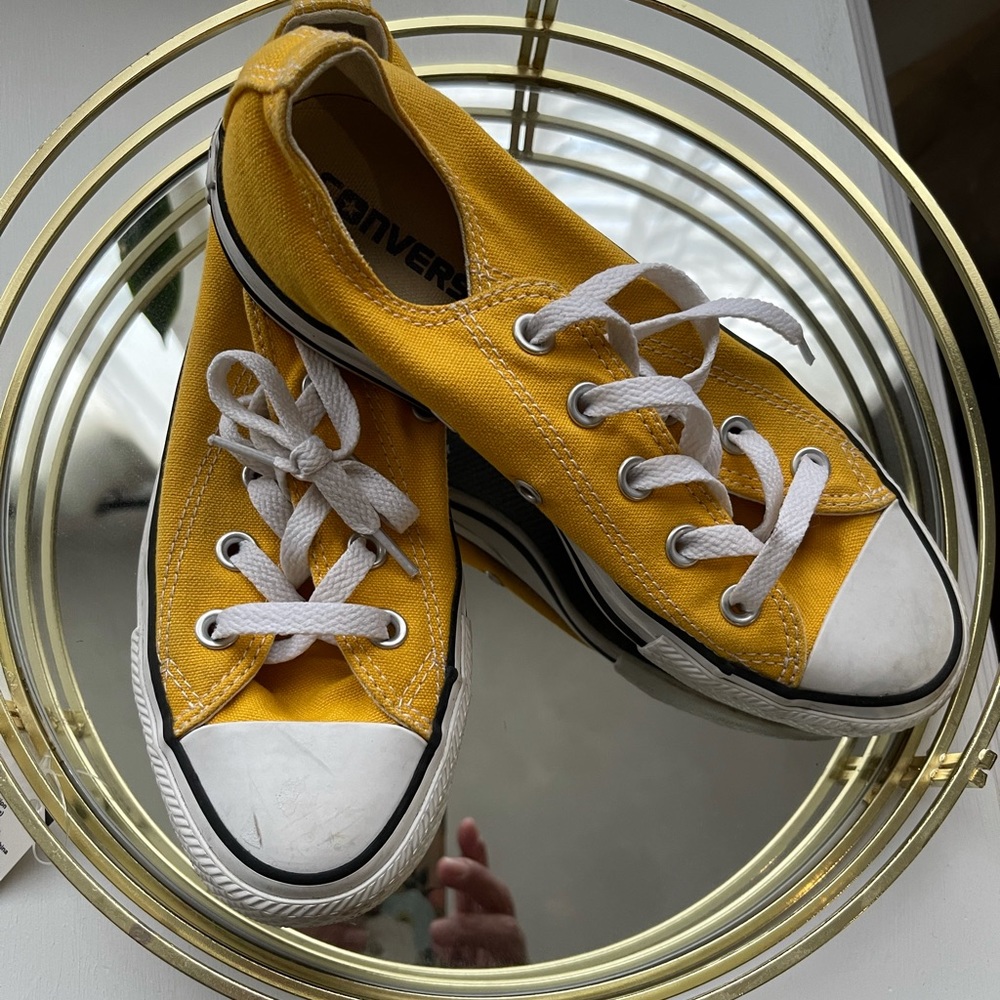 Converse shoes size 7 color yellow